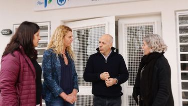 Leguizamón (segunda desde la izquierda) visitó junto a Ducoté la obra del Centro de Salud de La Loma, en Del Viso..