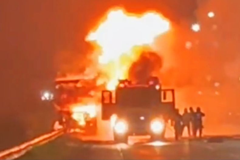El camión se incendió a las 3 de este viernes.