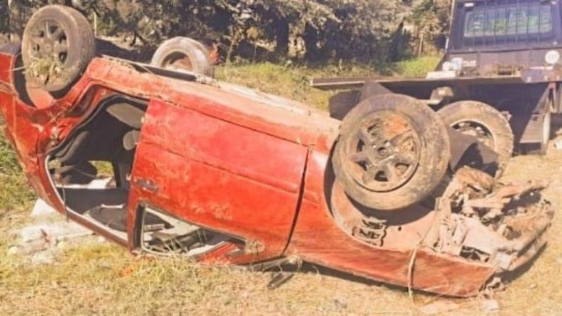 FATAL. El Volskwagen Gol en el que iban las víctimas perdió el control y terminó volcando en la banquina. Foto: @juancaimpacto. .