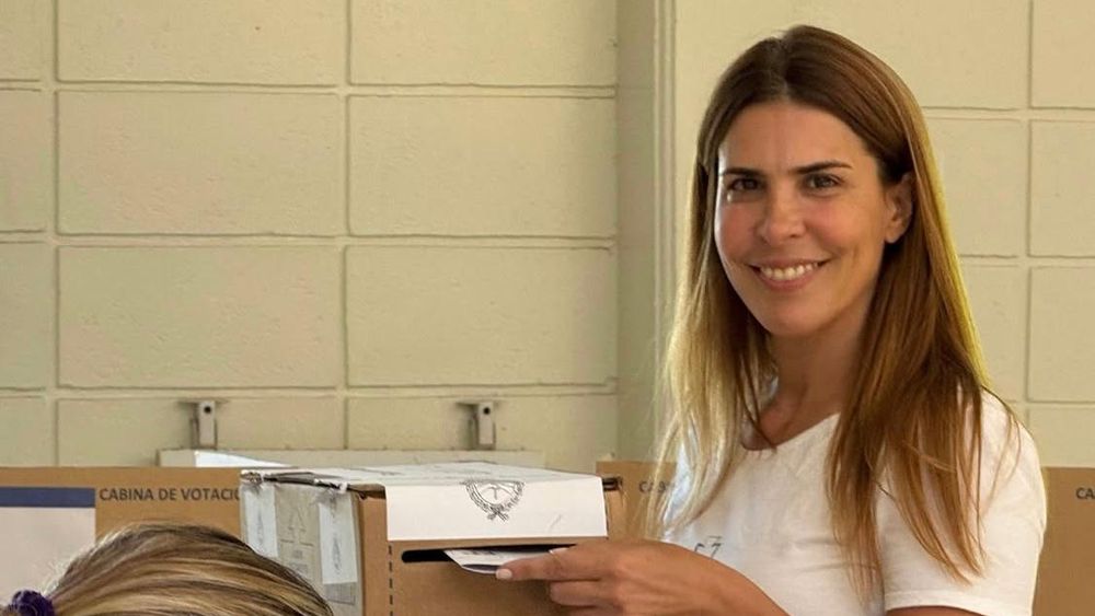 Soledad Peralta emitió su voto después del mediodía.  Soledad Peralta emitió su voto después del mediodía.