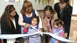 CINTA. Chicos, docentes y funcionarios, durante el acto..