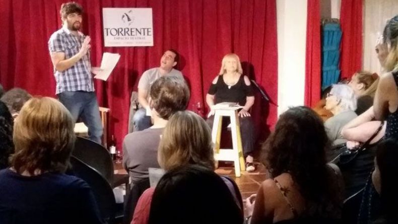 LA HOJA SEÑALADA. Ese fue el nombre del espectáculo de poesía y música que el jueves último montaron Víctor Koprivsek, Graciela Labale y Chino Méndez en Torrente Espacio Teatral..