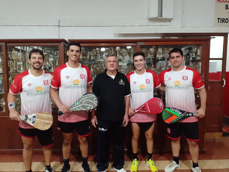 Atlético Pilar con sus parejas de Elite en la calle Ituzaingó.