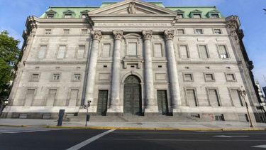 Tras más de 30 años, el Banco Nación regresa al mercado de capitales con una nueva emisión de deuda en pesos, dólares y UVA. Tras más de 30 años, el Banco Nación regresa al mercado de capitales con una nueva emisión de deuda en pesos, dólares y UVA.