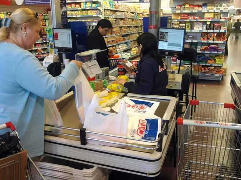 AUMENTO. Los trabajadores de comercio discutirán sus sueldos mes a mes.