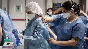 PERSONAL DE SALUD. La pandemia no da respiro a médicos y enfermeros. .