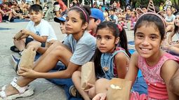 Compartimos una nueva función de #CineMovil en la Plaza Champagnat de VillaAstolfi. Subsecretaría de Cultura Pilar.,.