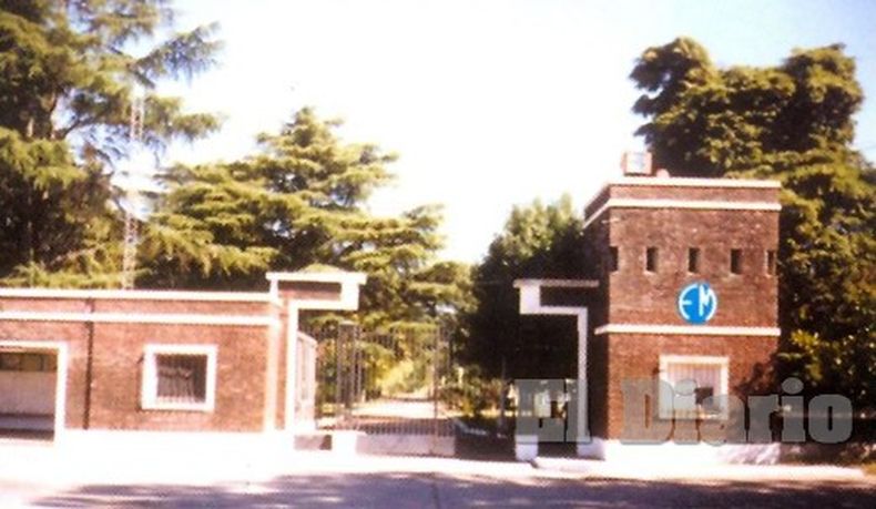 La entrada a la Fábrica Militar, al final de la calle Savio.