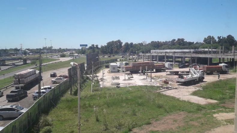 MÁS CERCA. Trabajadores ya realizan tareas preliminares para iniciar la construcción. .