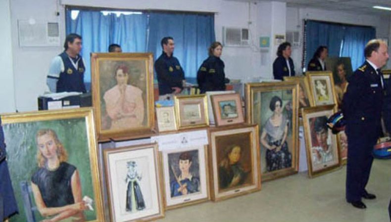 Algunos de los cuadros recuperados tras el robo a Omar Mantovani, exhibidos por la polic&iacute;a en Pilar.