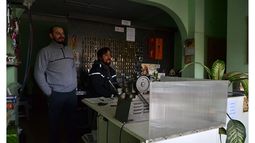 (Fredy Caballero). EN LA ESPERA. En la cerrajería La Máquina, los 5 días sin luz se hicieron eternos. .