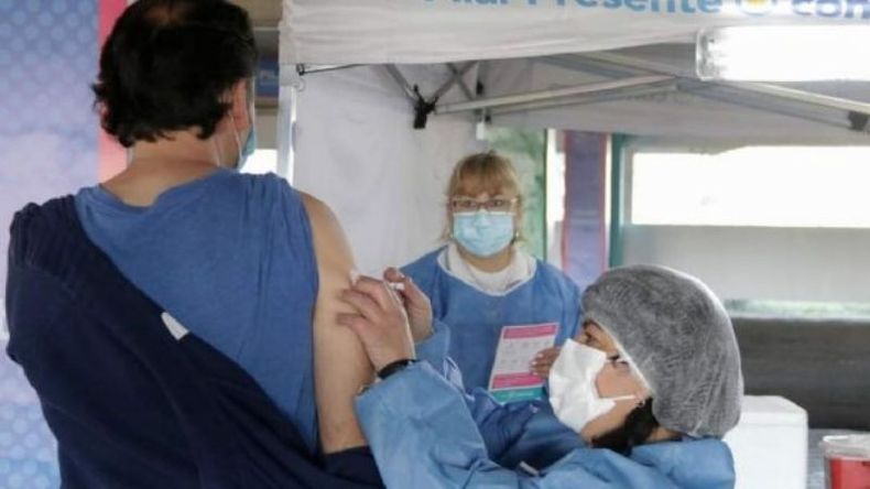 Desde hoy, los mayores de 40 podrán presentarse sin turno para vacunarse contra el coronavirus. .