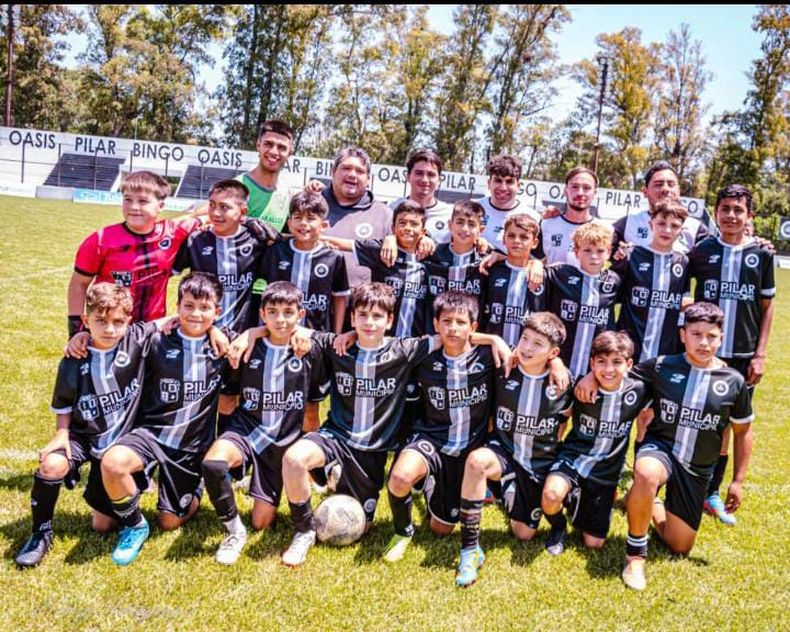 LOS CAMPEONES. Los integrantes de la categoría 2012 de Real Pilar que se coronaron en la Zona B.