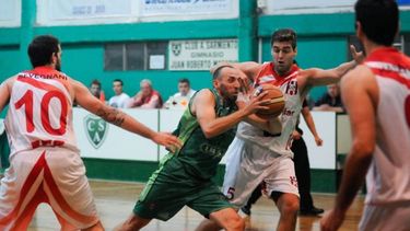DUELO. Mázzaro ante Sevegnani. El ex Liga apareció cuando lo llamaron..
