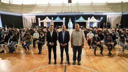 INSCRIPCIÓN. Achával, Insaurralde y Berni, con los aspirantes a ingresar a la fuerza. .