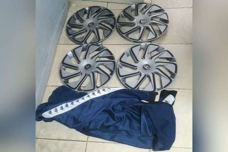 El detenido tiene 17 años y sustrajo las tazas de un Toyota Corolla que estaba estacionado.&nbsp;