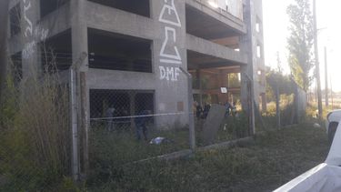 El cuerpo de la víctima quedó tirado en el pasto.&nbsp;