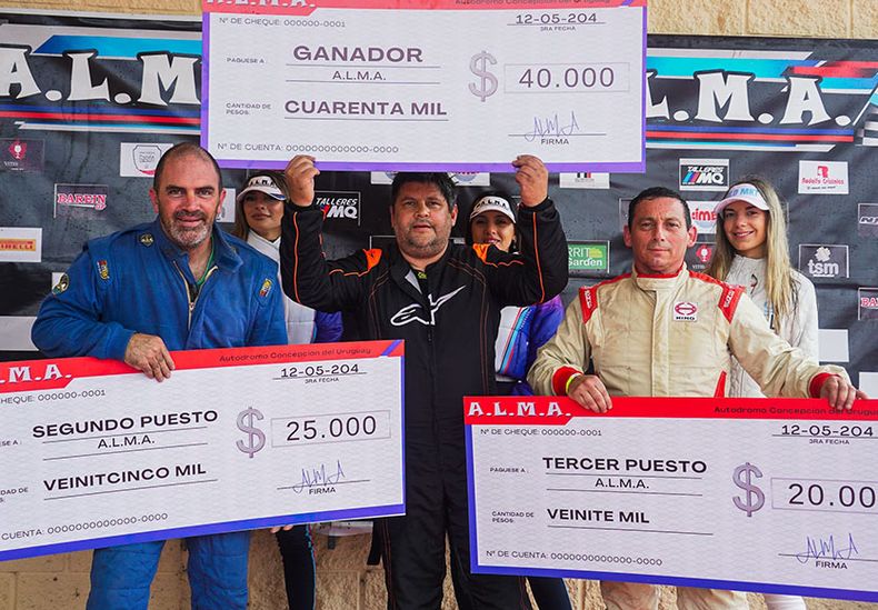 Laly Cordone con el premio que se llevó de Concepción.