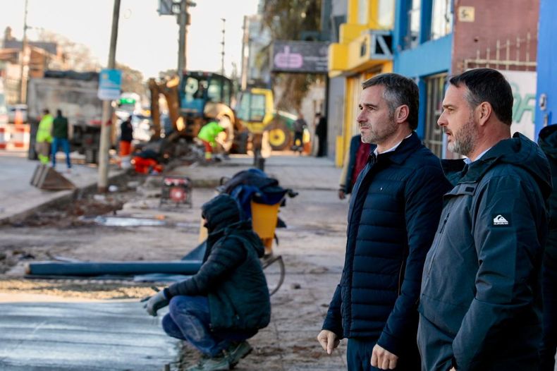 Foto. ACHÁVAL Y LAURENT RECORRIERON LAS OBRAS. Para el intendente, “es fundamental para la conectividad de la zona”.