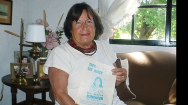 Nélida Domenech mostrando la boleta del año 1983. Fue electa como concejal..