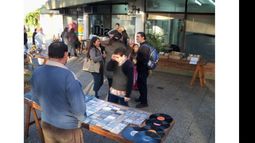 El público recorre la feria de discos usados en la puerta de El Diario y FM Plaza..