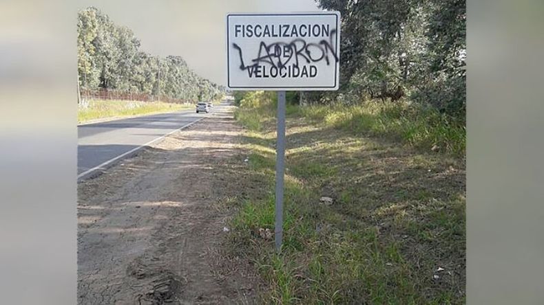 GRAFFITIS. En la ruta 34 decoraron los carteles indicadores con insultos..