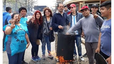 UNO POR SEMANA. Los manifestantes dijeron que volverán. .