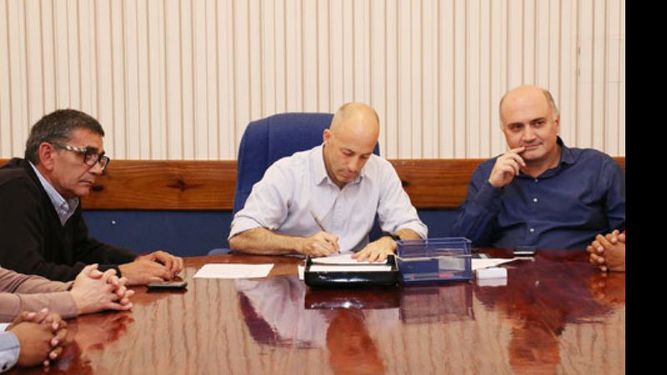 PACTO. Ducoté firmó el acuerdo con los representantes sindicales..