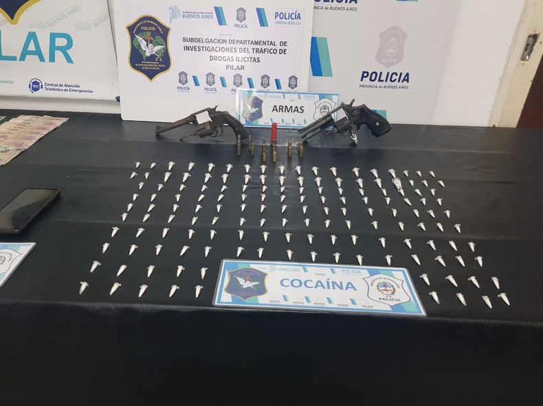 En la casa de Presidente Derqui había armas, drogas y dinero en efectivo.