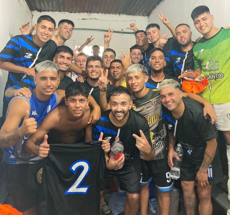 PUSIERON CUARTA. Los jugadores de San Alejo festejan el gran triunfo ante El Tabl&oacute;n.