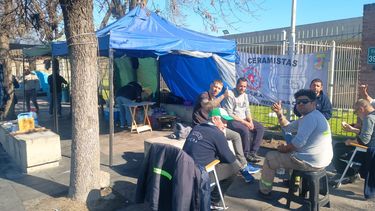 NO SE MUEVEN. Trabajadores de ILVA, este sábado, frente a la planta.