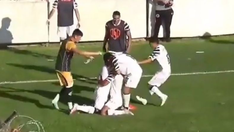 Todos abrazan a Arricau tras el gol del empate..