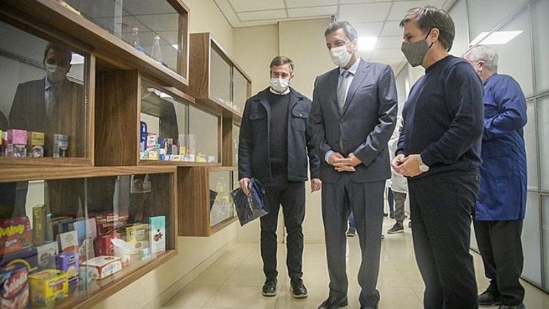 VITRINA. Massa y Achával recorrieron Impresores, que da empleo a 500 pilarenses..