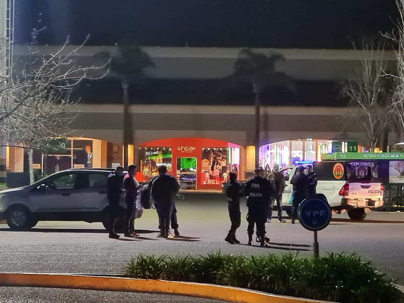 PALMAS DEL PILAR. Las amenazas obligaron a evacuar el shopping, el viernes por la noche.&nbsp;