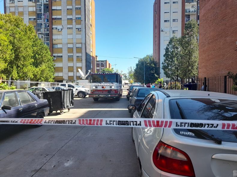 Los bomberos realizan los peritajes tras el derrumbe en Fonavi.