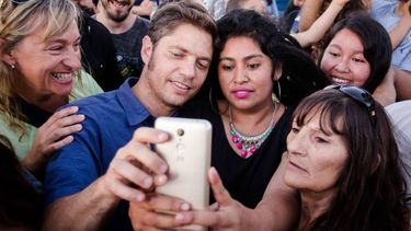 Kicillof, con el mate y en la plaza