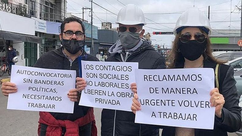 LA MARCHA. Más de un centenar de personas participaron del reclamo..