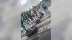 PIQUETE. Tras el corte de la autovía, rápidamente volvió la luz..