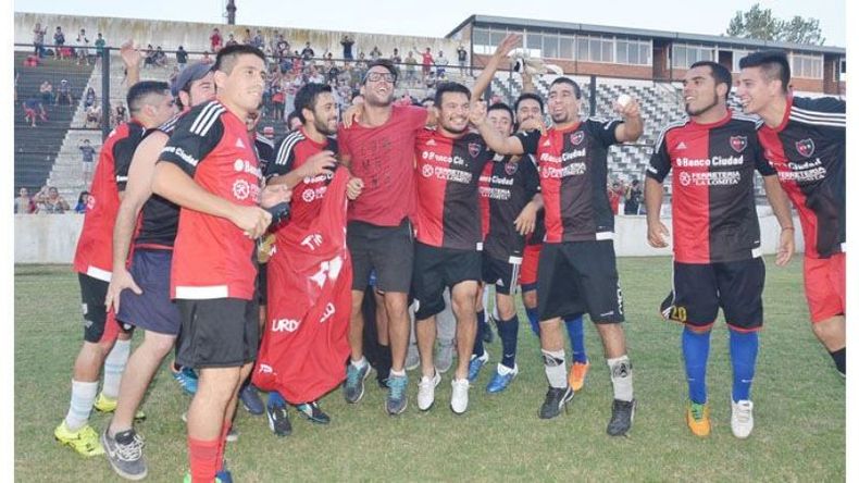 (FREDY CABALLERO). CAMPEÓN. Pilar City posa con la Copa “Tratado del Pilar”..