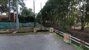 Pilar a Diario | OBSTÁCULO. La calle El Ñandú continúa detrás del vallado, pero no puede usarse..
