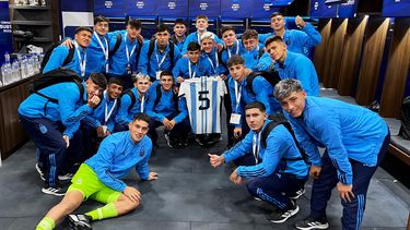 La camiseta de Camilo Rey Domenech en cada festejo de la Selección Argentina Sub 17.