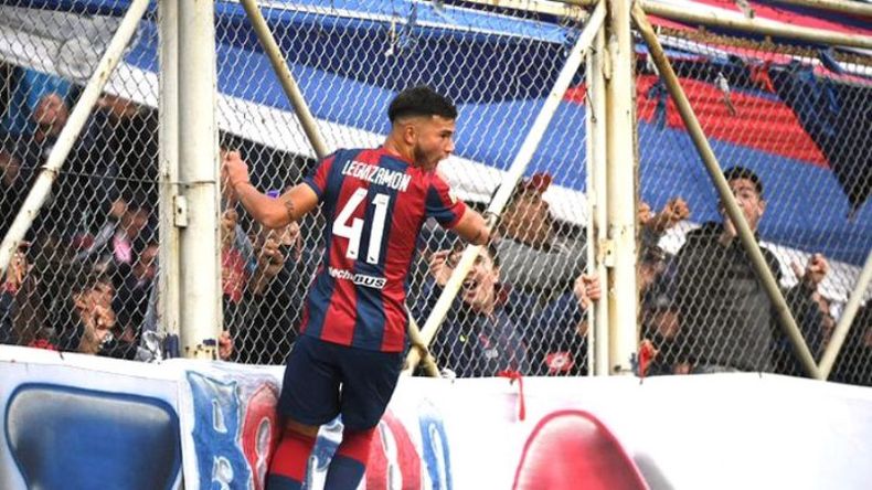Iván festeja en el alambrado..