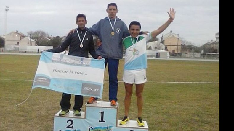 PODIO. Chily Aquino muestra orgulloso la medalla de plata..