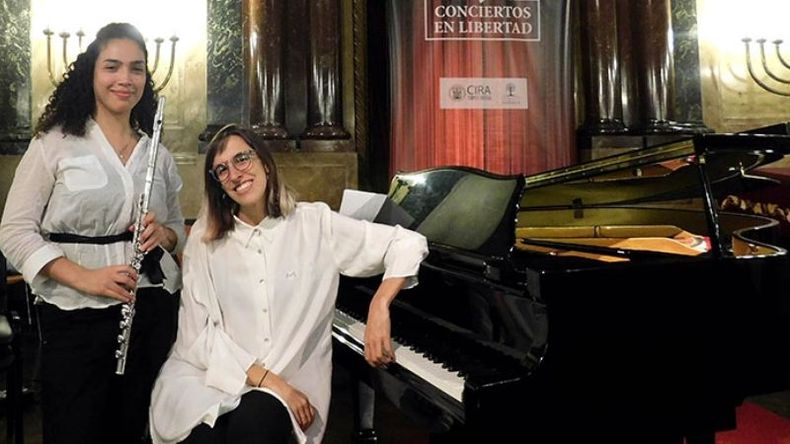 DÚO ANIMEZ. La flautista Nataly Salas y Martina Copello..