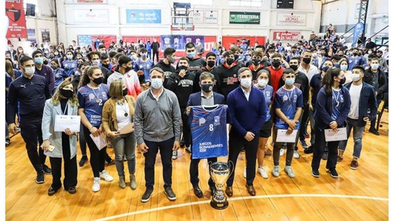 DETRÁS DE LA COPA. Kcicloff, Achával y Laurent junto al público que se reunió en Derqui..