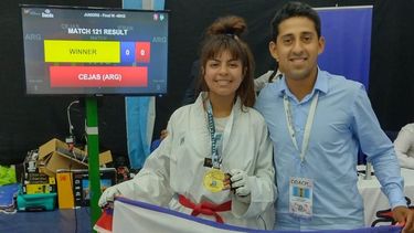 Guadalupe Cejas junto a su entrenador Damián Malaquías, después de competir en un Nacional.