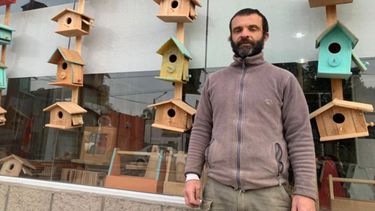 CASITAS. Sebastián, con sus creaciones de fondo, en su local de El Petrel. .