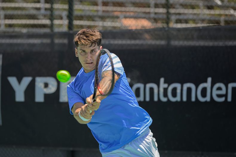 Camilo Ugo Carabelli, flamante top 100, en las canchas de Mayling.