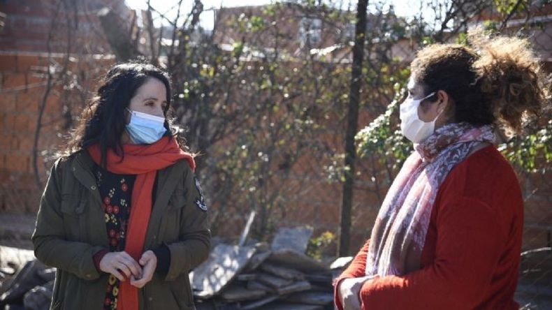 Lourdes Filgueira en una de sus recorridas por los comedores comunitarios del distrito. .