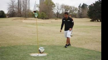 PRECISIÓN. Ezequiel Vázquez a punto de embocar en el hoyo..